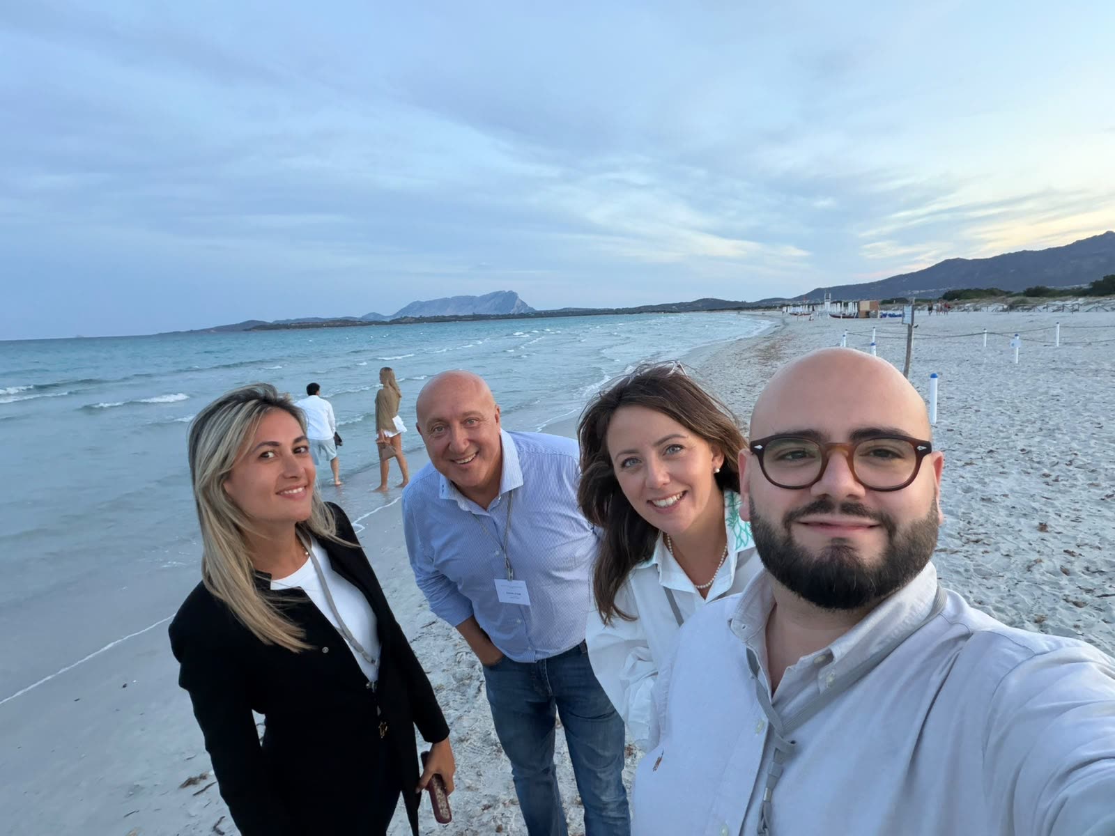 Passeggiata al tramonto sulla spiaggia di San Teodoro con vista su Tavolara, 3 ottobre 2026