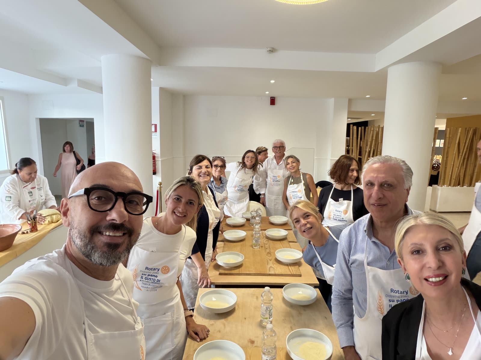 Team building del PRE SAAG: i partecipanti in cucina durante la preparazione del pane
